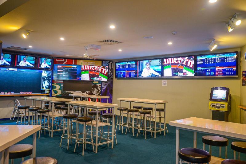 汽车旅馆  Racecourse Hotel And Motor Lodge