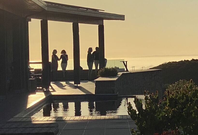 پانسیون Alkira Lodge