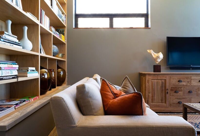 پانسیون Alkira Lodge