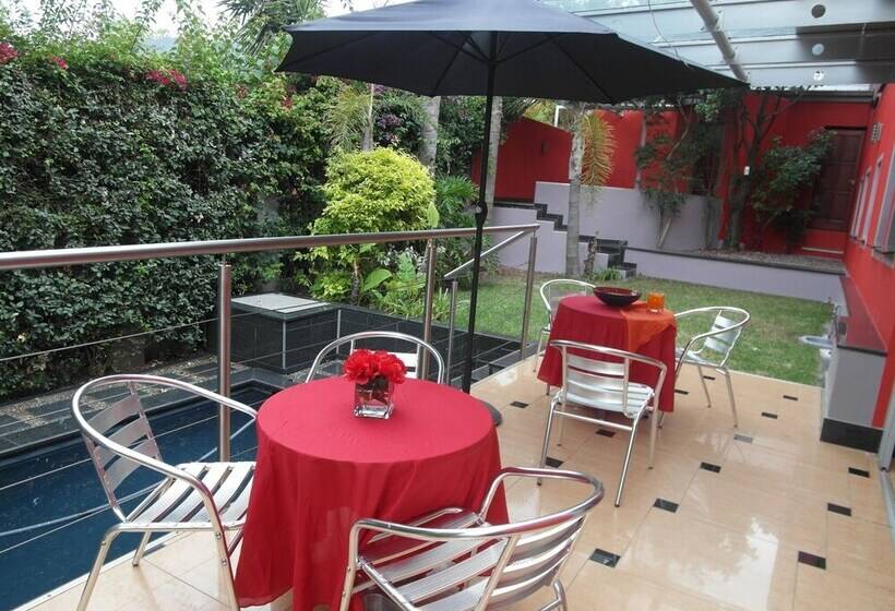 פנסיון Red Square Home