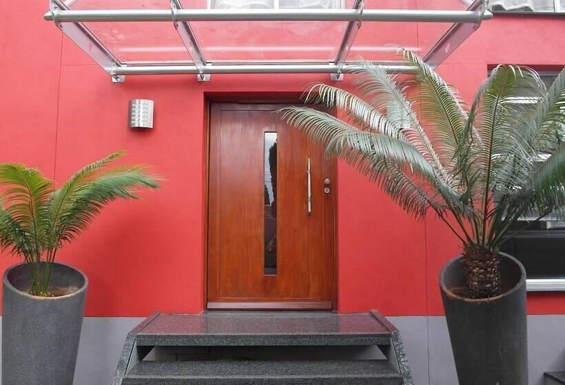 פנסיון Red Square Home