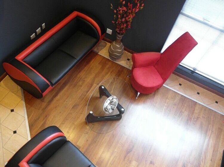 פנסיון Red Square Home