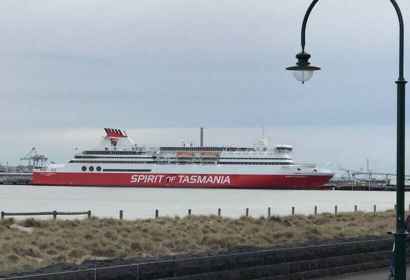 Staycentral   Spacious Seaviews Port Melbourne