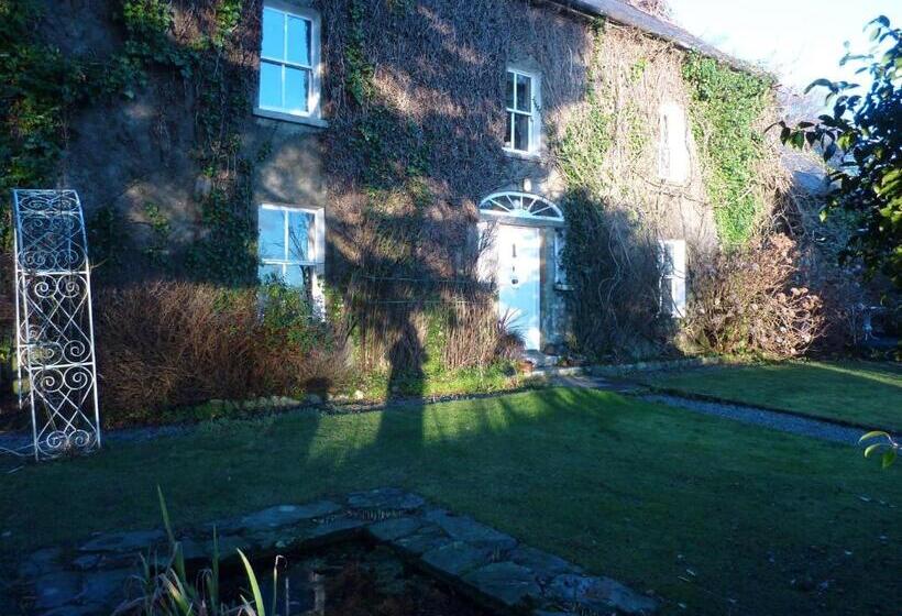 تختخواب و صبحانه Cullintra House