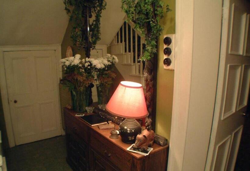 تختخواب و صبحانه Cullintra House