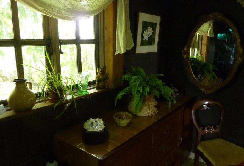 تختخواب و صبحانه Cullintra House