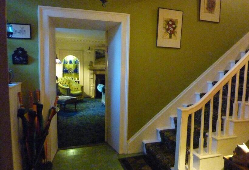 تختخواب و صبحانه Cullintra House