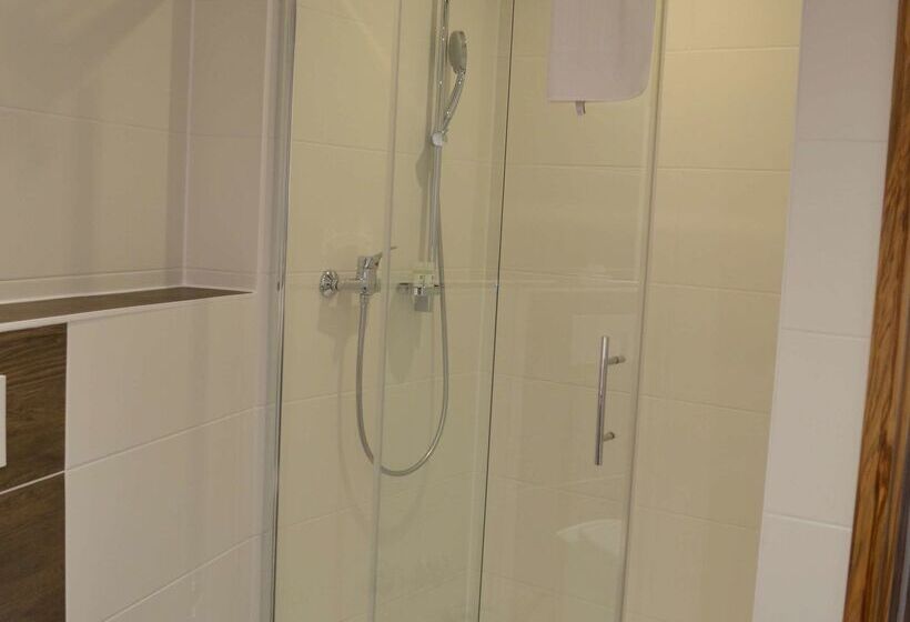 בית מלון כפרי Premier Inn Lindau