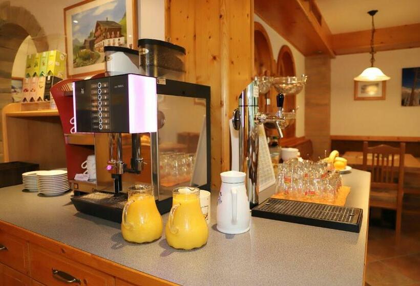 Отель Cafe' Hermann