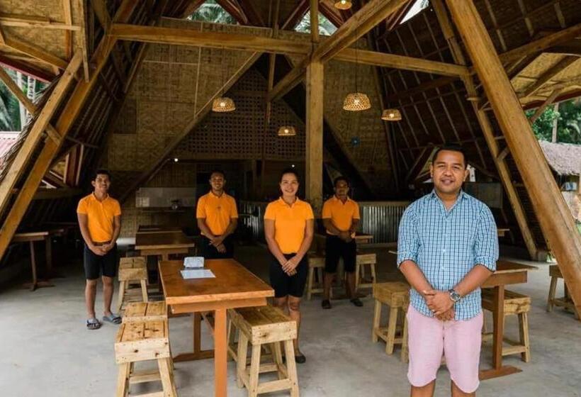 فندق Nipa Hut Village