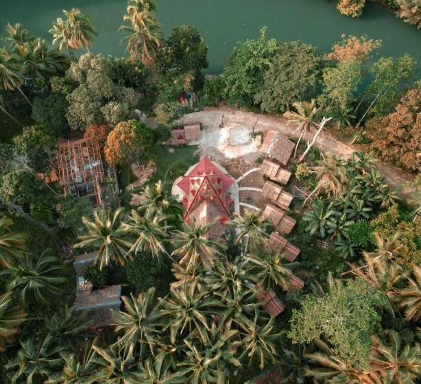 فندق Nipa Hut Village