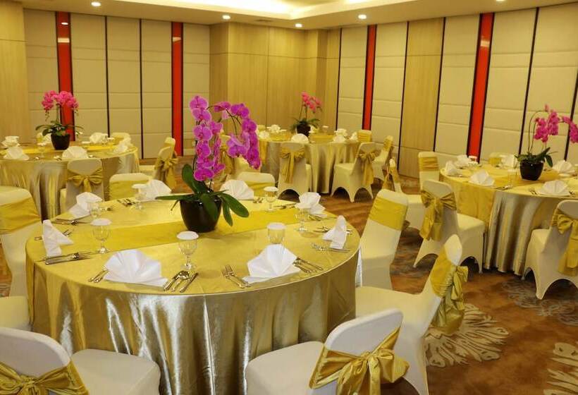 Отель Santika Mega City Bekasi