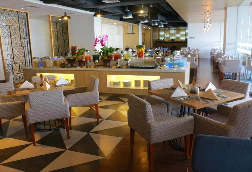 Отель Santika Mega City Bekasi