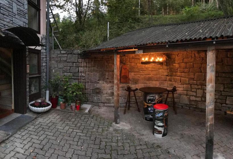 住宿加早餐  La Irmania Pension