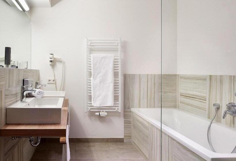 Отель Sonja Alpine Resort