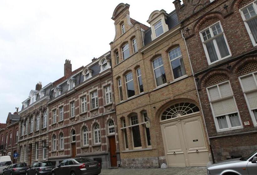 مبيت وإفطار La Porte Cochère