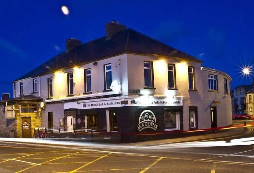 مبيت وإفطار Maddens Bridge Bar & Guesthouse