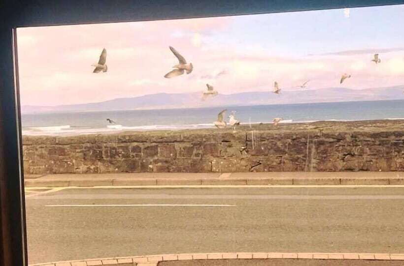 مبيت وإفطار Maddens Bridge Bar & Guesthouse