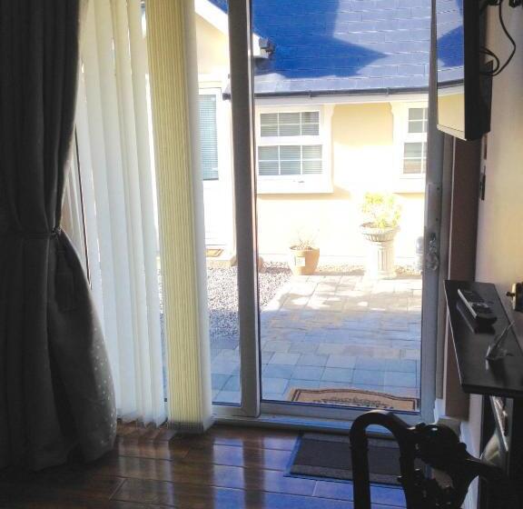 민박 Riverside Lodge