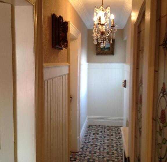 민박 Riverside Lodge