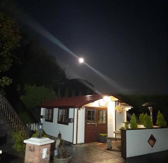 민박 Riverside Lodge