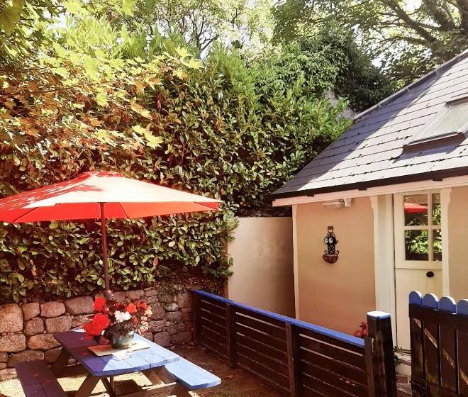 민박 Riverside Lodge