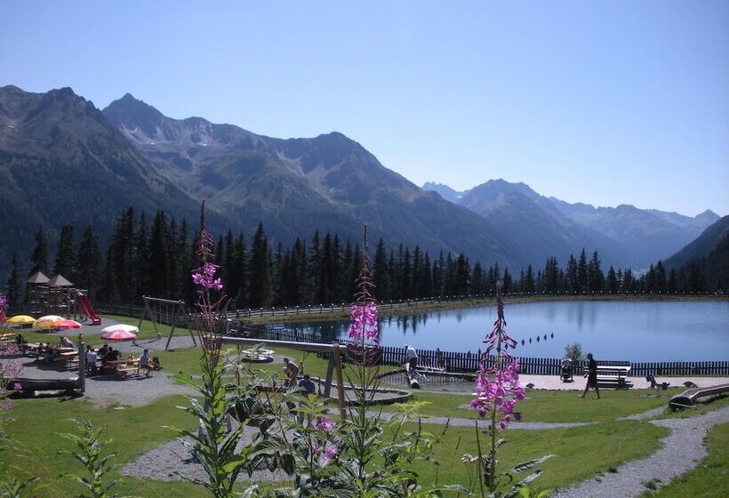 ホテル Garni Central Zimmer Studios Apartments