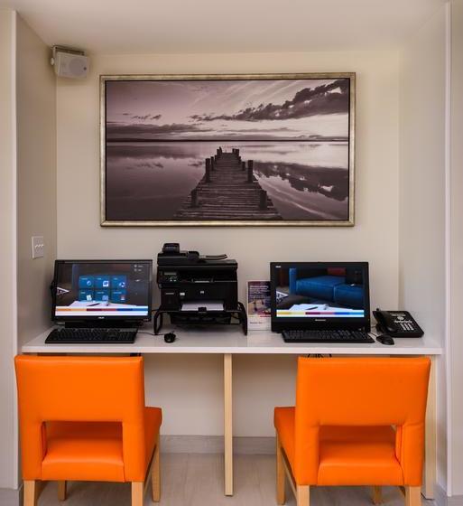 Отель Hampton By Hilton Grand Cayman Seven Mile Beach