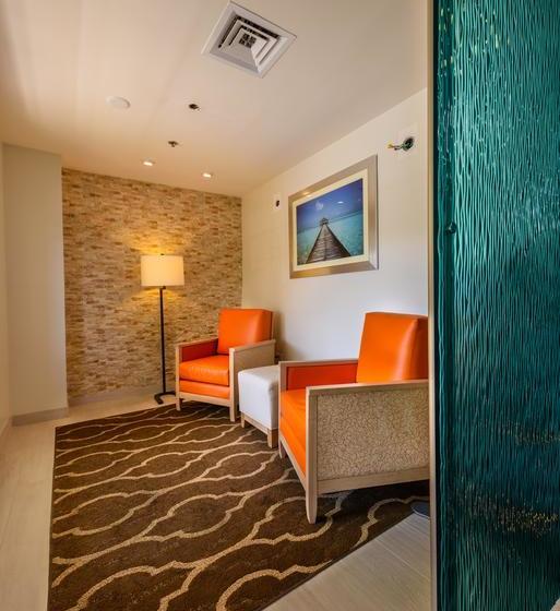 Отель Hampton By Hilton Grand Cayman Seven Mile Beach