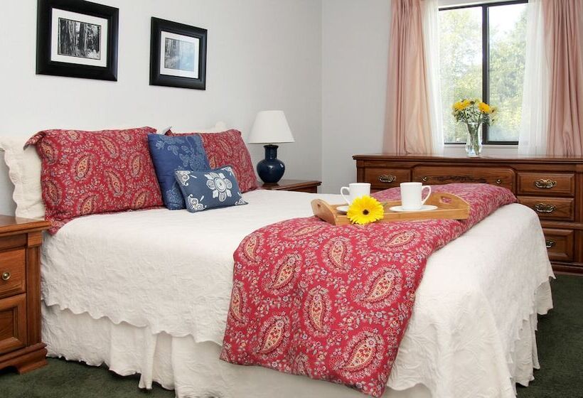 בית מלון כפרי Redwood Suites