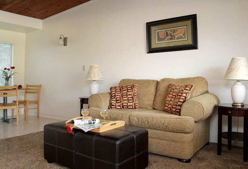 בית מלון כפרי Redwood Suites