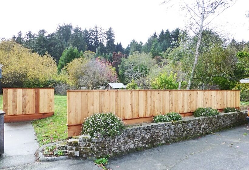 בית מלון כפרי Redwood Suites