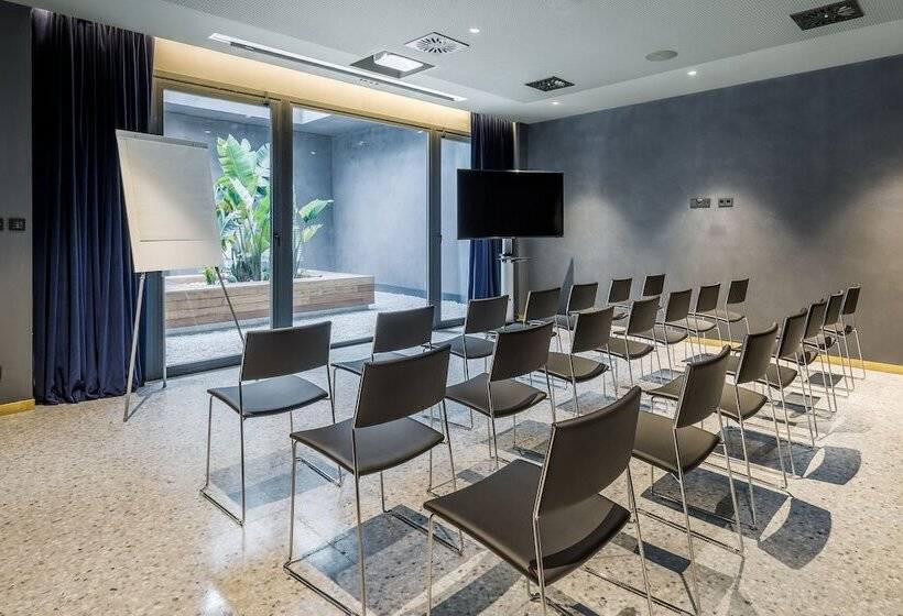 Отель Room Mate Gerard