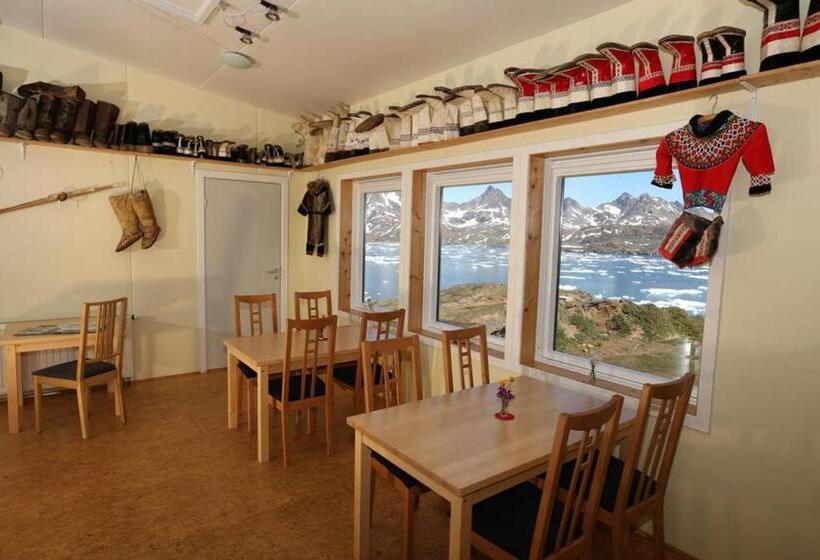 هتل The Red House