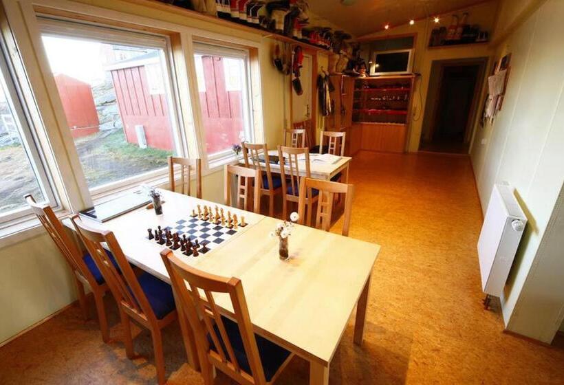 هتل The Red House