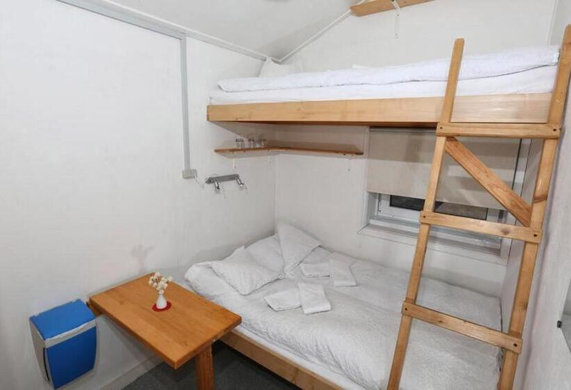 هتل The Red House