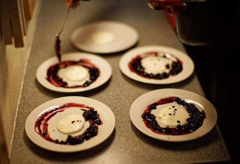 هتل The Red House