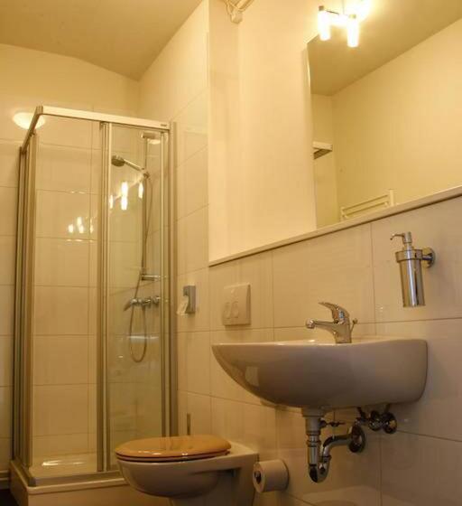 هتل The Red House