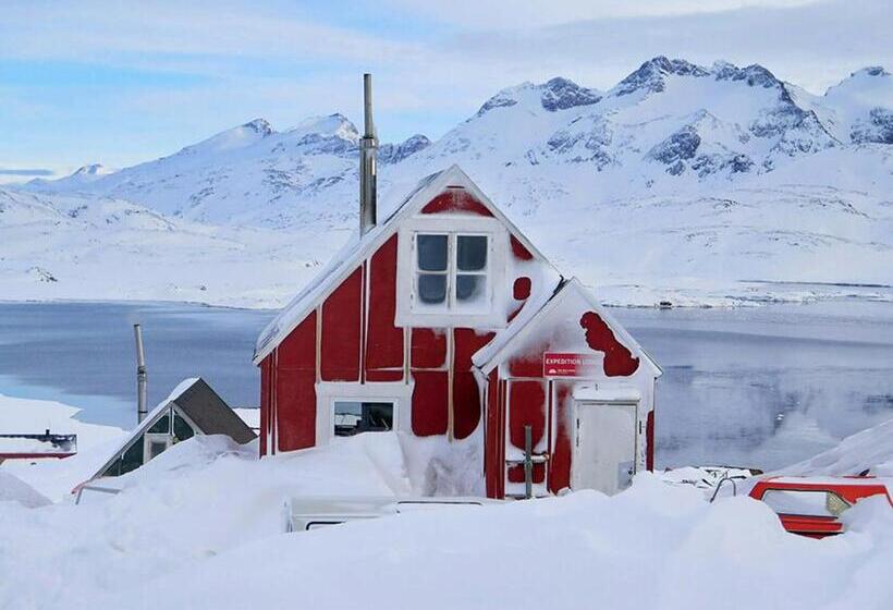 هتل The Red House