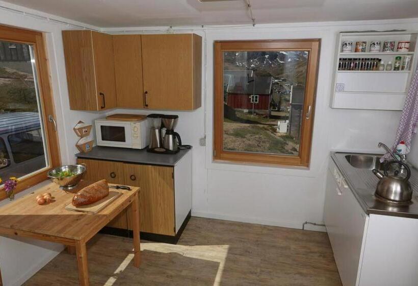 هتل The Red House