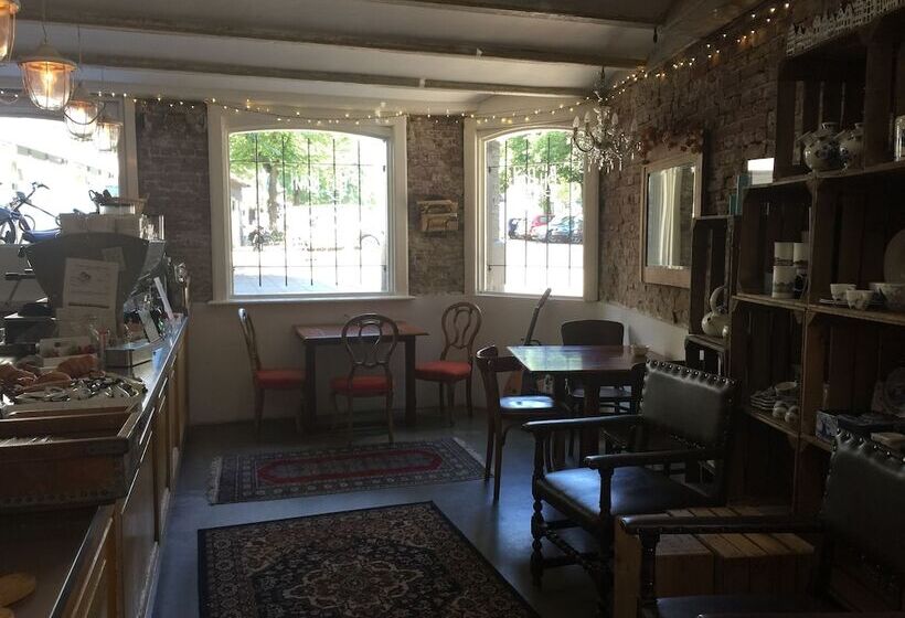 تختخواب و صبحانه Nine T Teen Bed And Boutique