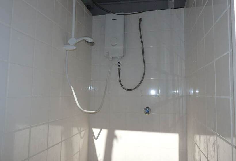 هاستل Bluewater Lodge