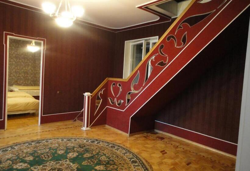 호스텔 Royal Boutique Hotel On Kievyan