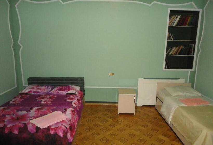 호스텔 Royal Boutique Hotel On Kievyan