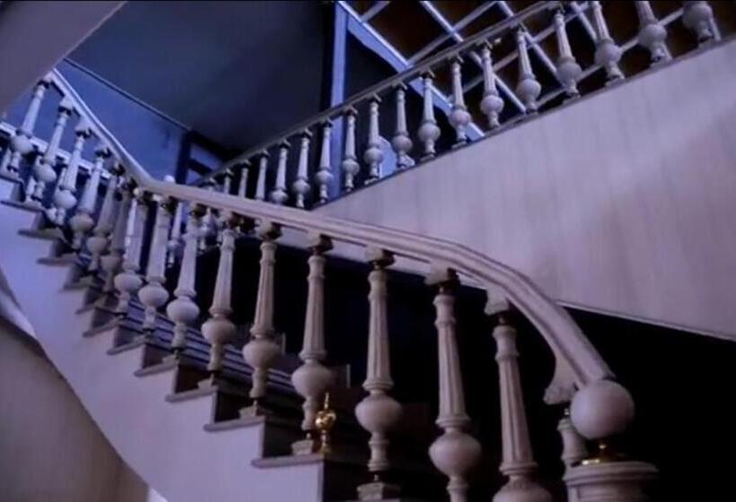 호스텔 Royal Boutique Hotel On Kievyan