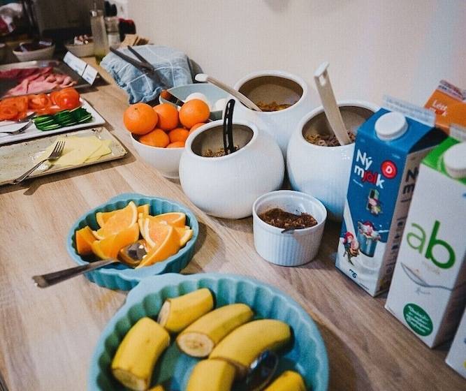 تختخواب و صبحانه Milk Factory