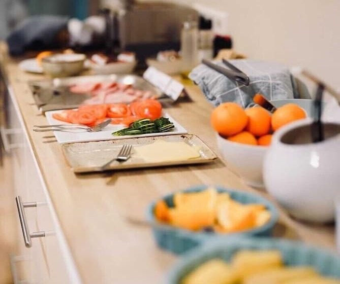 تختخواب و صبحانه Milk Factory