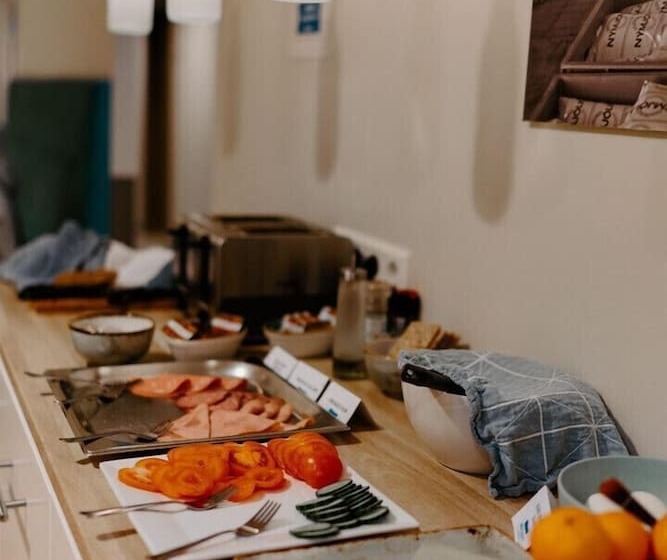 تختخواب و صبحانه Milk Factory