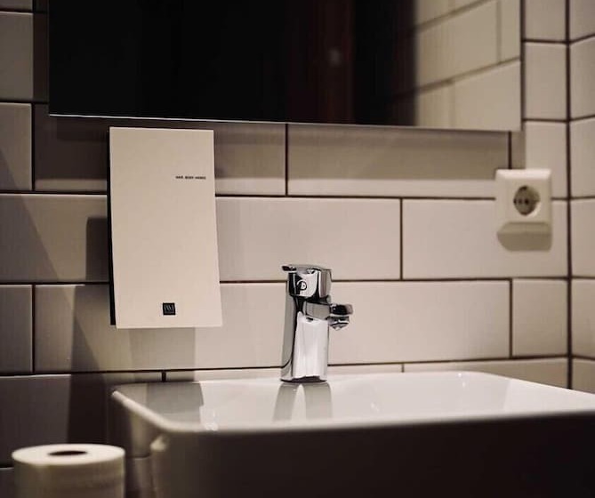 تختخواب و صبحانه Milk Factory