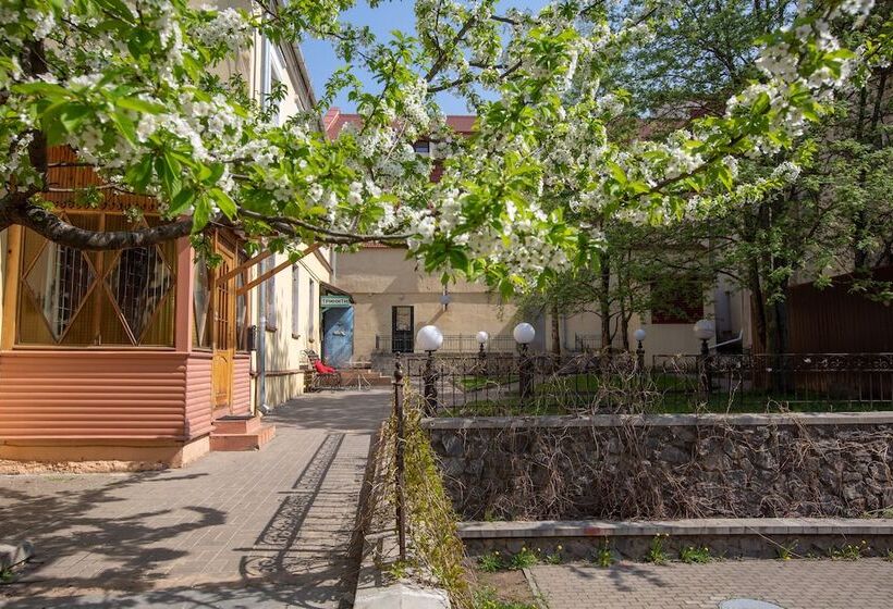 민박 Trinity Hostel